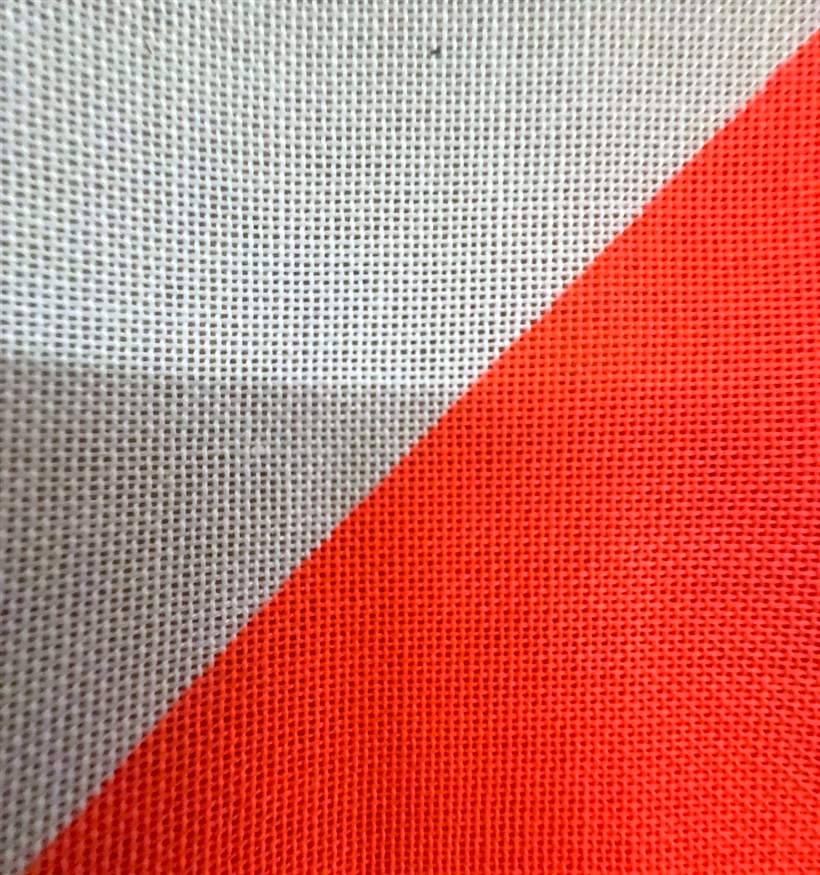 Nahaufnahme des Starflag-Gewebes einer Schneepflugfahne, orange und weiss
