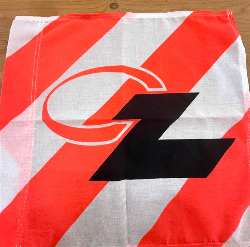 Schneepflugfahne in Leucht-Orange und Weiss mit schwarzem Firmensignet